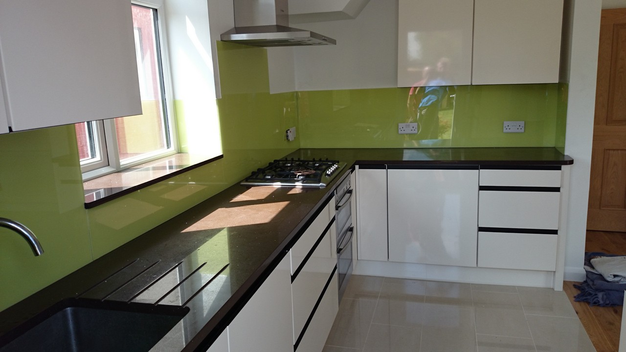 Lime green glass kitchen splashback installed by Thame glaziers